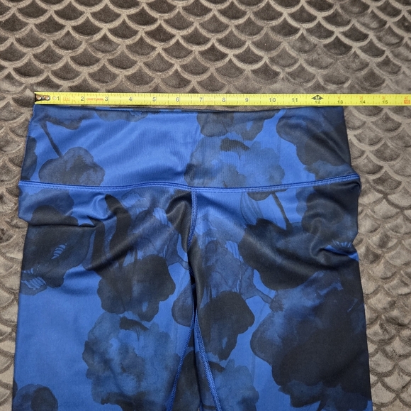 G238. Lululemon Wunder Under Pant Luxtreme in Floral Black Inkwell - Size 6 - Picture 4 of 8